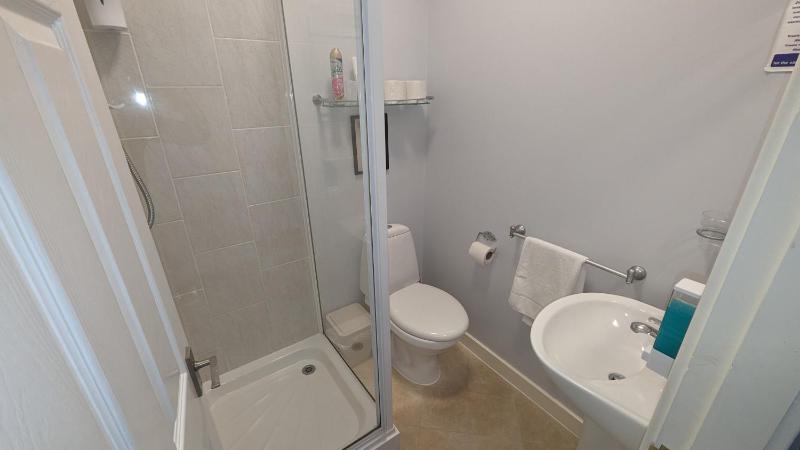 Standard King Room image 4