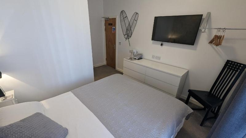 Standard King Room image 3