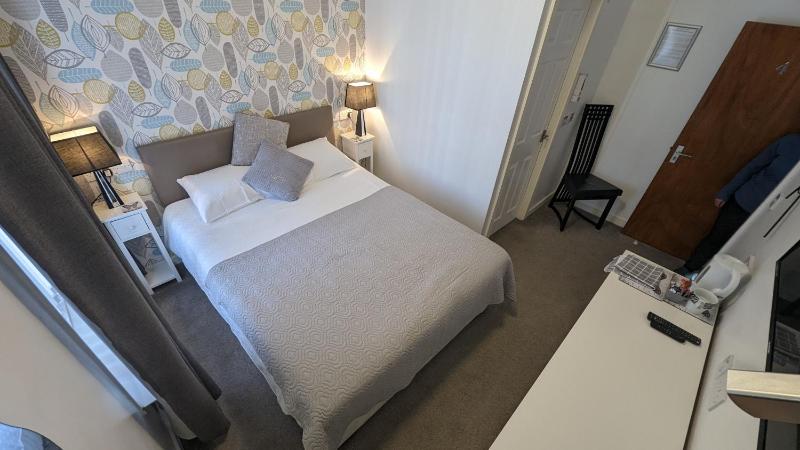 Standard King Room image 2