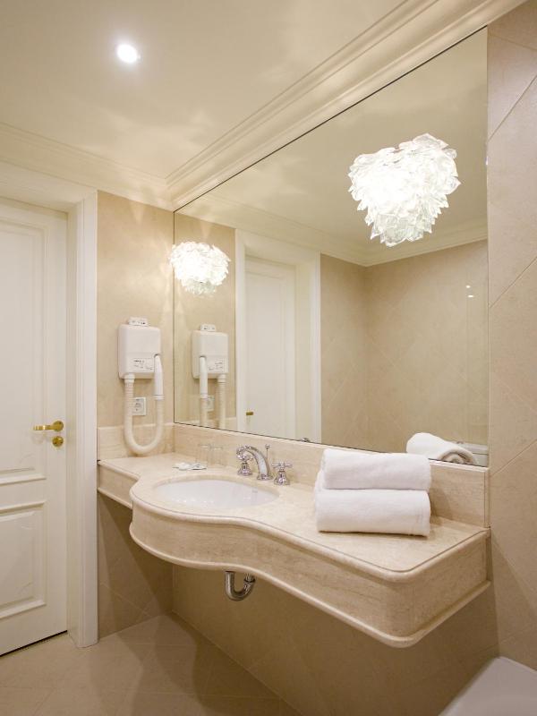 Classic Double or Twin Room image 4
