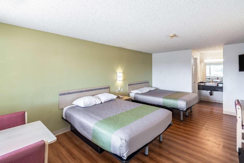 Standard Double Room image 4