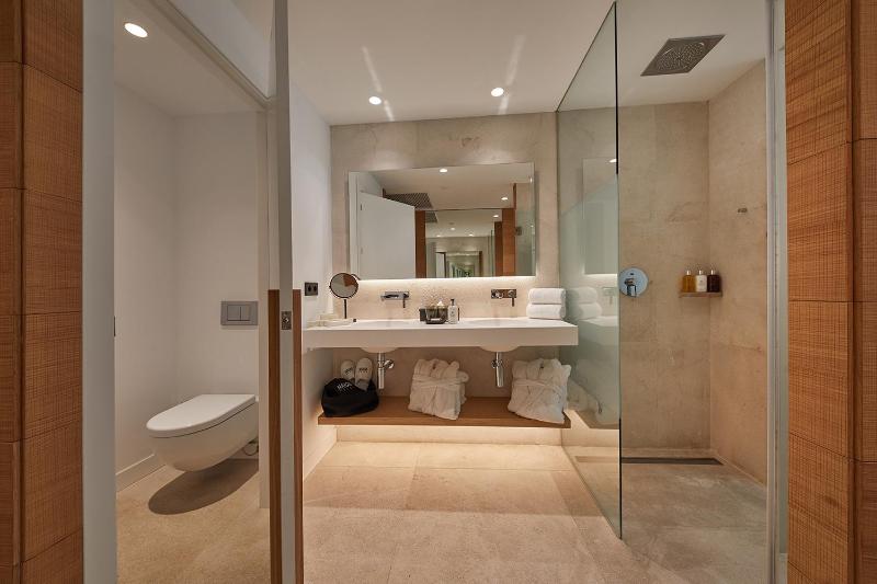 Standard Double or Twin Room image 4
