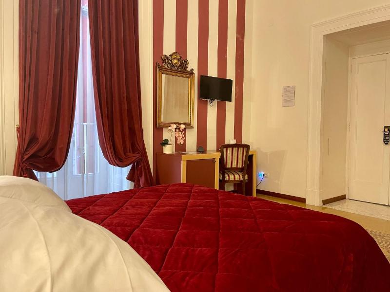 Deluxe Queen Room image 2