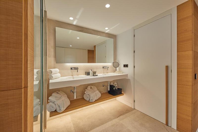 Deluxe Double or Twin Room with Spa Bath and Patio image 2
