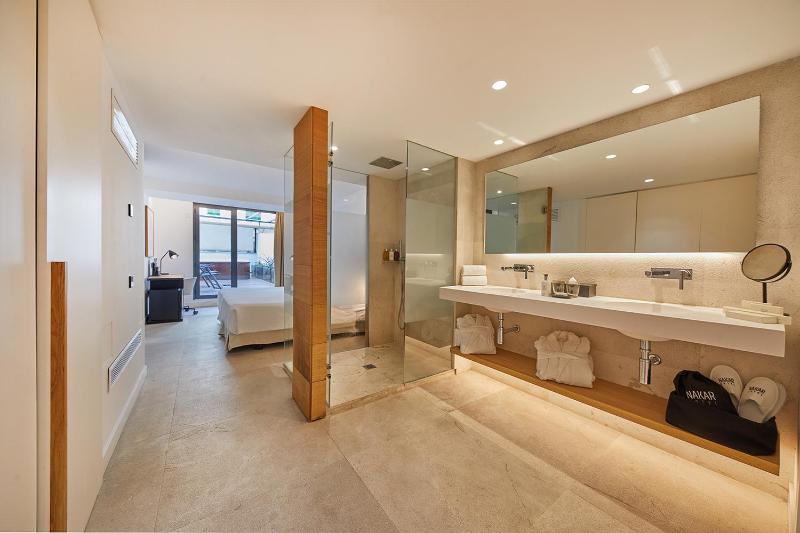 Deluxe Double or Twin Room with Spa Bath and Patio image 4