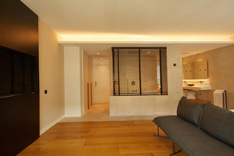 Suite with Bathtub image 3