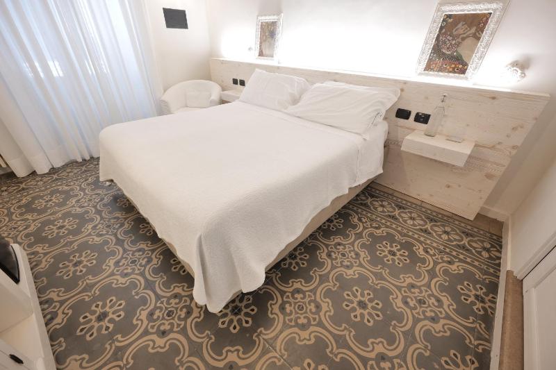 Standard Double or Twin Room image 1