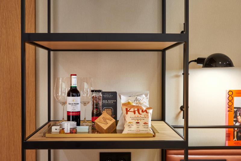 Premium King Room image 3