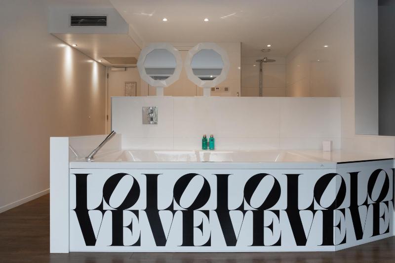 Romantic Suite image 3
