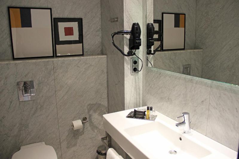 Double Room with Sea View image 4