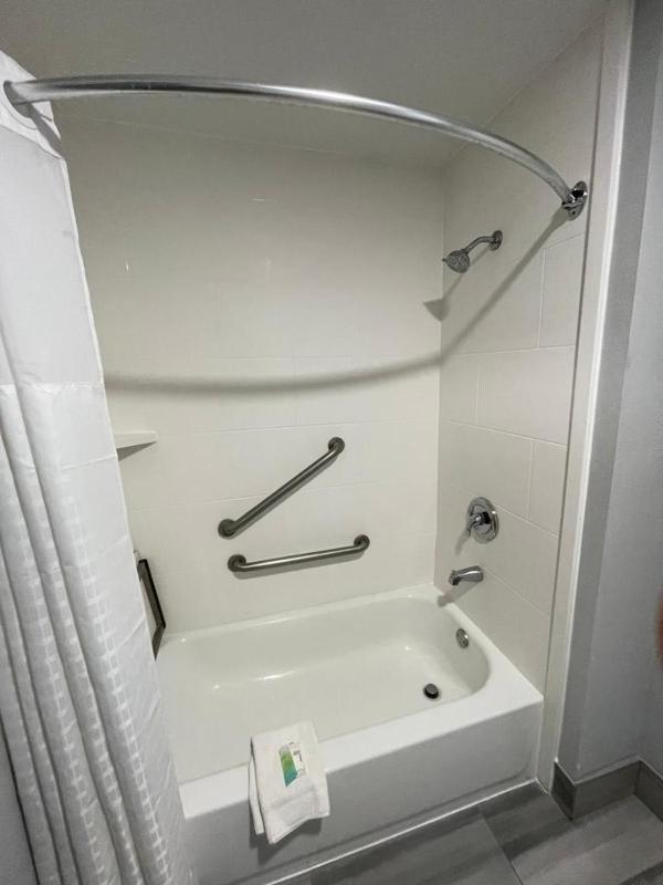 Deluxe Queen Room - Mobility Access/Non-Smoking image 3