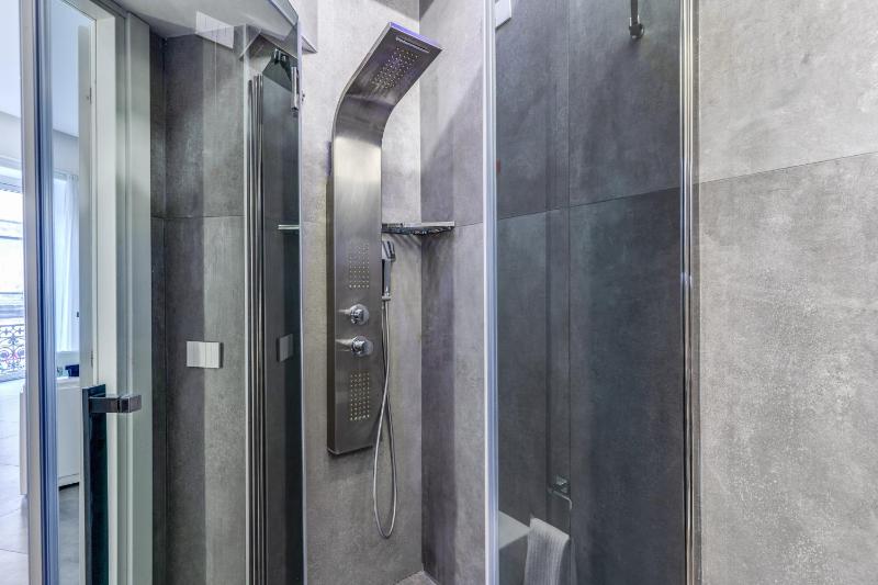 Queen Suite with Spa Bath image 3