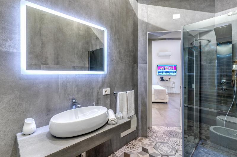 Queen Suite with Spa Bath image 2
