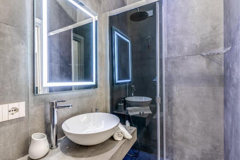 Standard Double Room image 4