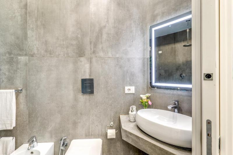 Suite with Hot Tub image 2