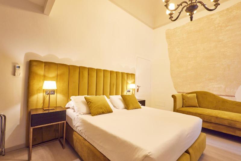 Superior King Room image 3