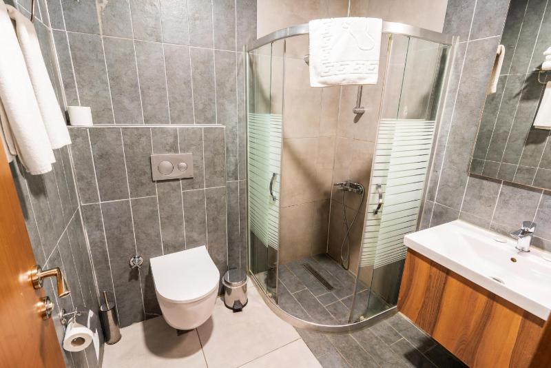 Deluxe Triple Room image 3