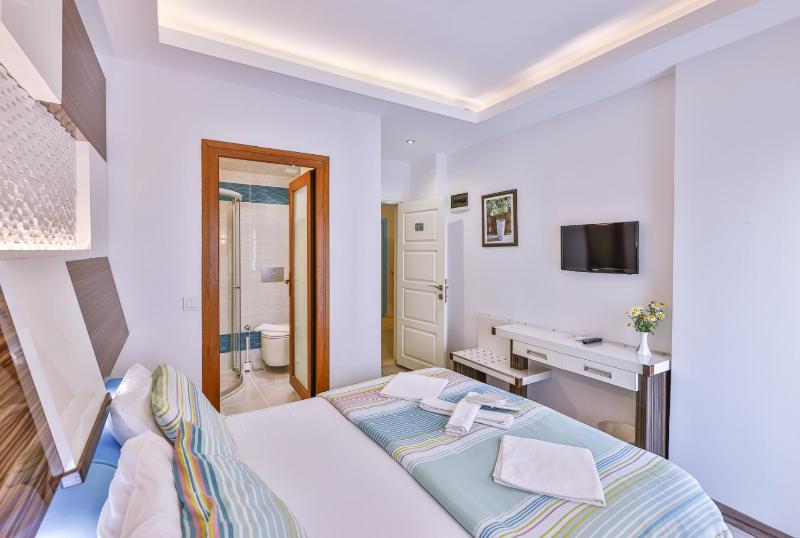 Double Room with Mountain View image 3