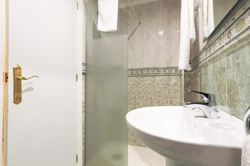 Single Room image 3
