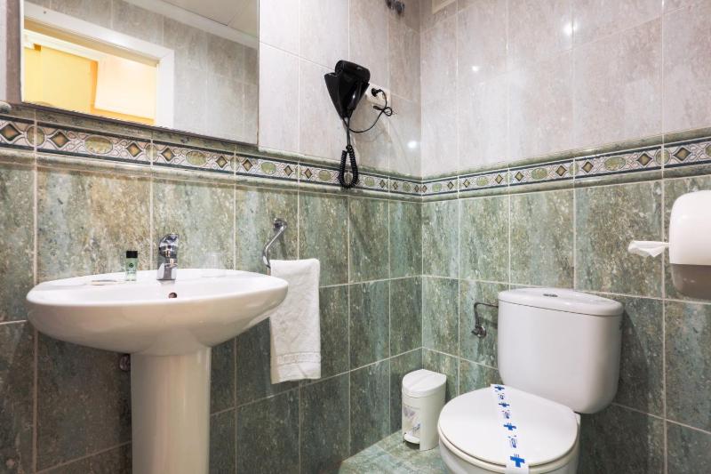 Single Room image 4