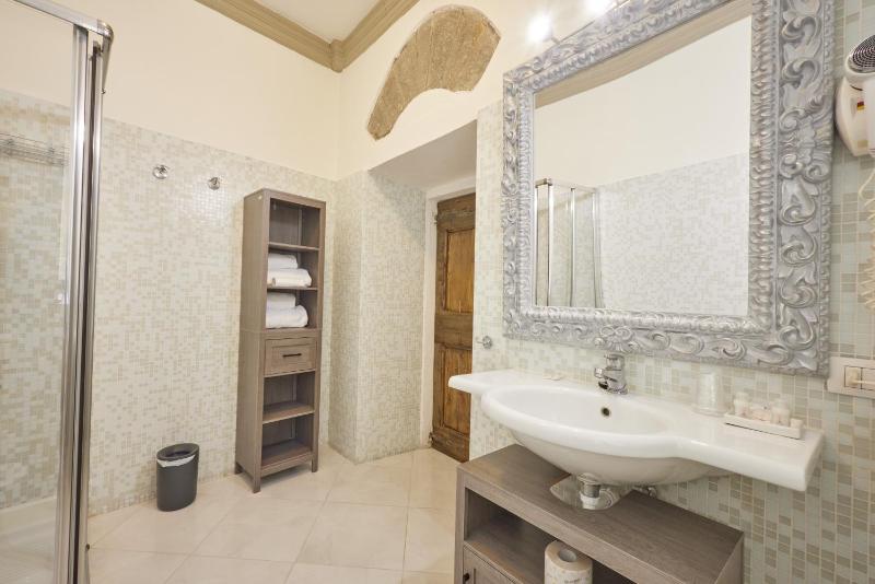 Superior King Room image 2