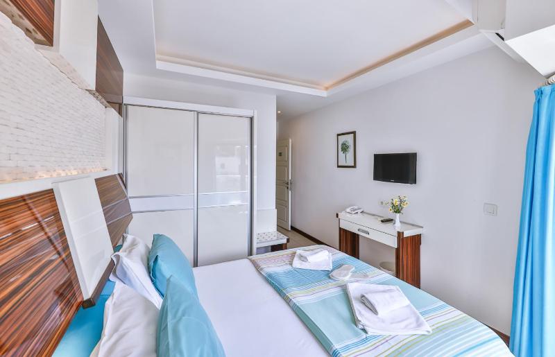 Deluxe Double Room with Side Sea View image 1