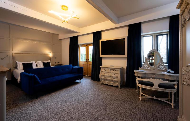 Luxury Double or Twin Room image 4