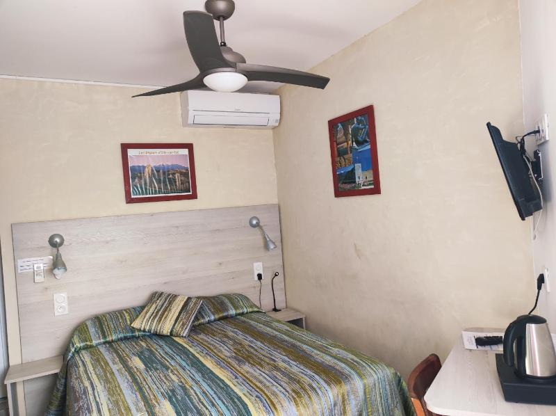 Small Double Room with Air conditioning and Terrace image 4