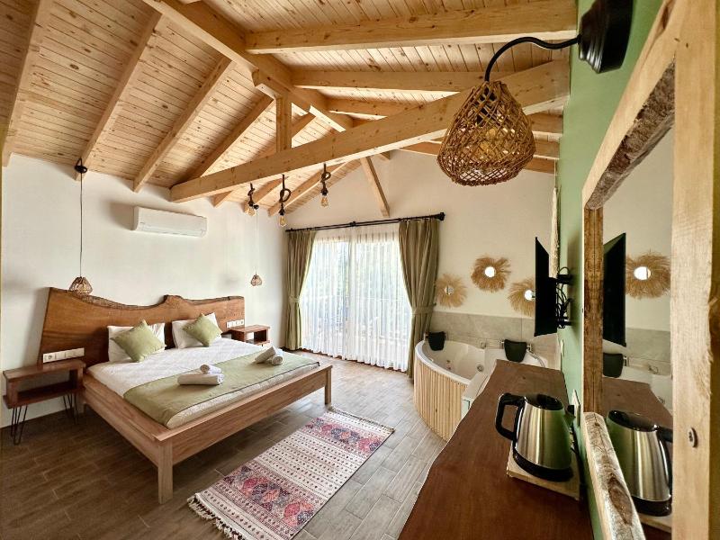 Deluxe Double Room with Balcony image 1