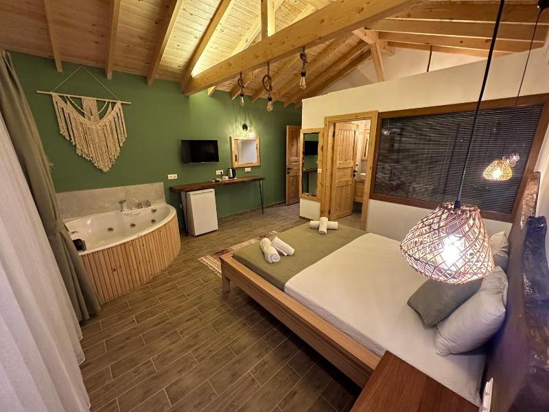 Deluxe Double Room with Balcony image 3
