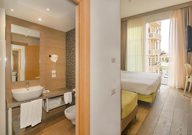 Superior Double or Twin Room with Sea View image 2