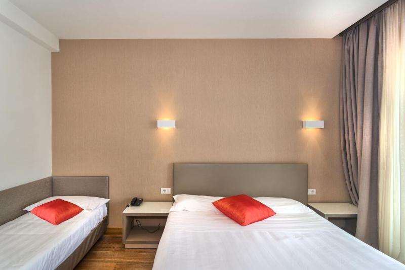 Superior Double or Twin Room with Sea View image 1