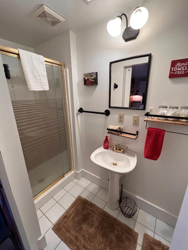 Standard Queen Room image 1