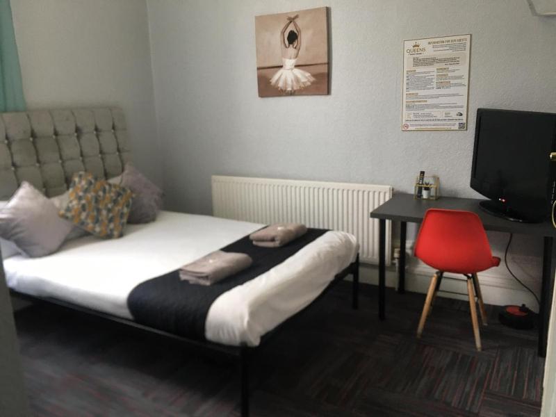 Triple Room with Private Bathroom image 1