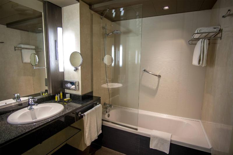 Premium Twin Room image 3