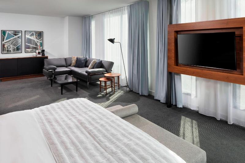 Deluxe Executive King Suite image 3