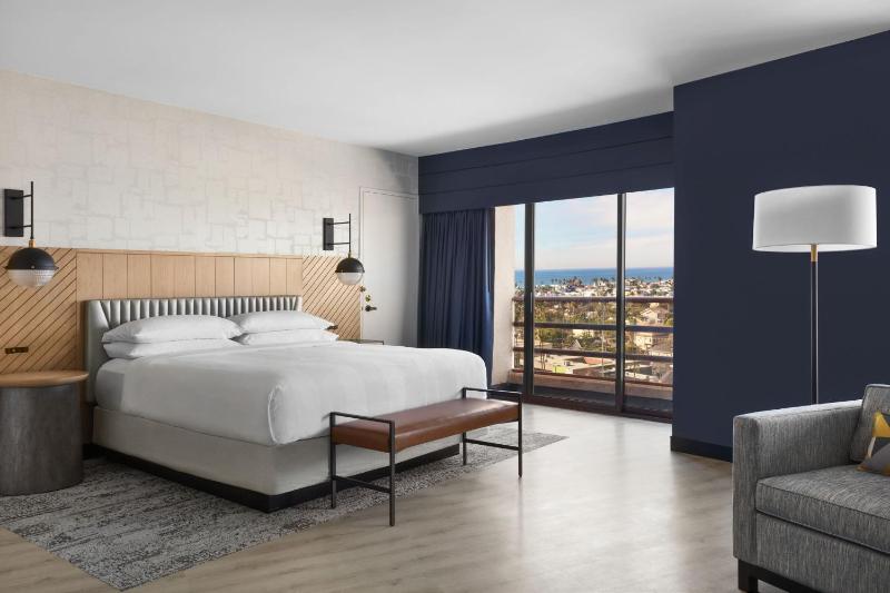 Large King Room with City View image 2