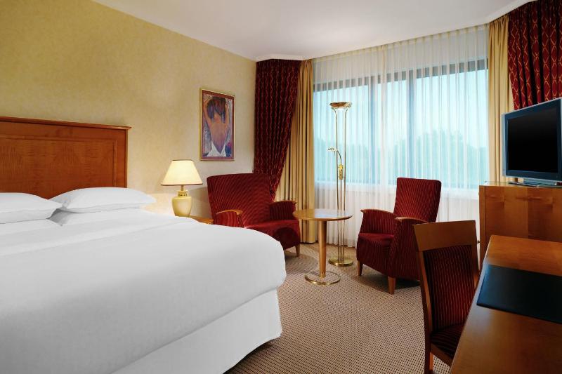 Sheraton Essen Hotel - image 45