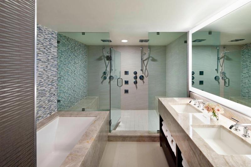 Suite, Suite, 1 King, Sofa bed, Atrium view image 4