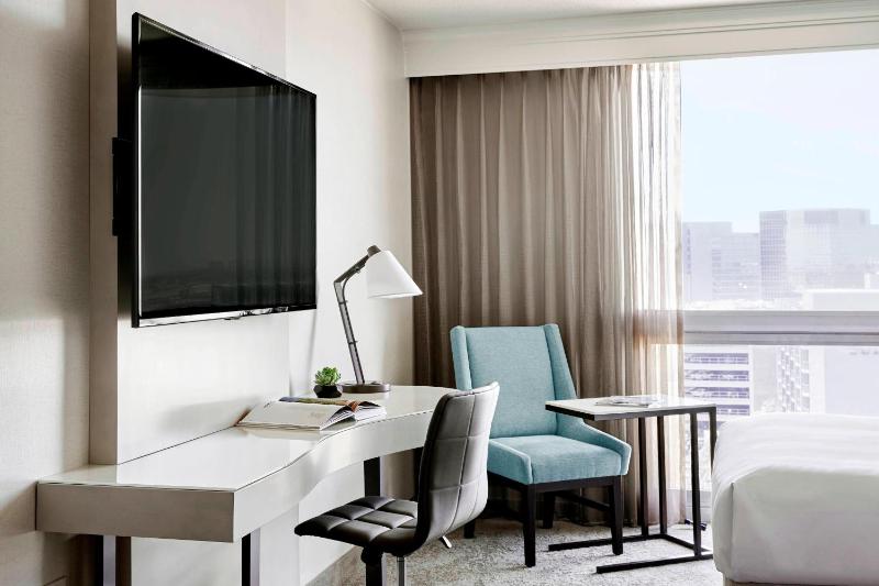 Guest Room, 1 King image 3