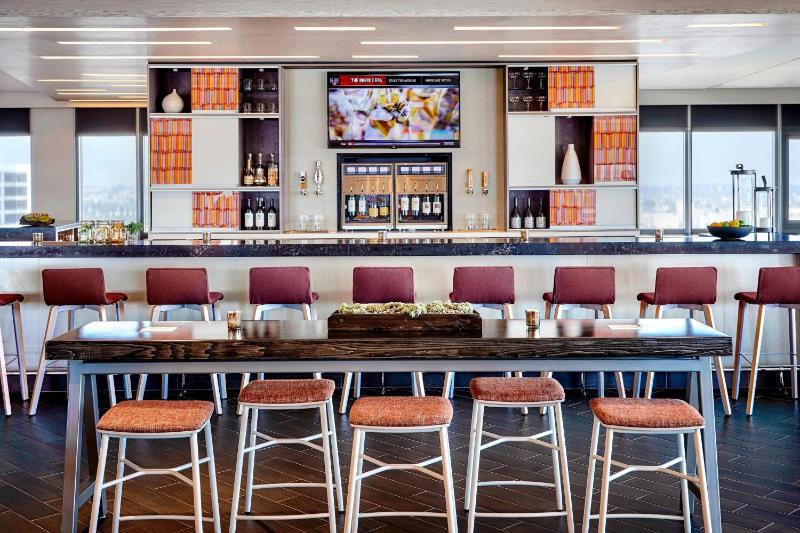 M Club Level, M Club lounge access, Guest room, 1 King image 2