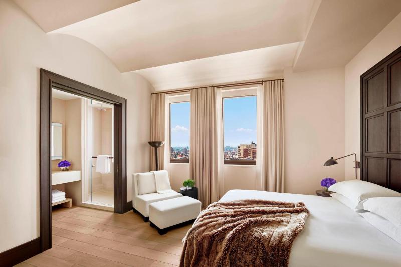 Deluxe King Room with City View image 1