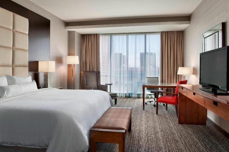 Deluxe Room, Guest room, 1 King, City view image 3