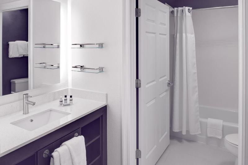 One-Bedroom Queen Suite with Sofa Bed and Adapted Tub - Mobility and Hearing Accessible image 2