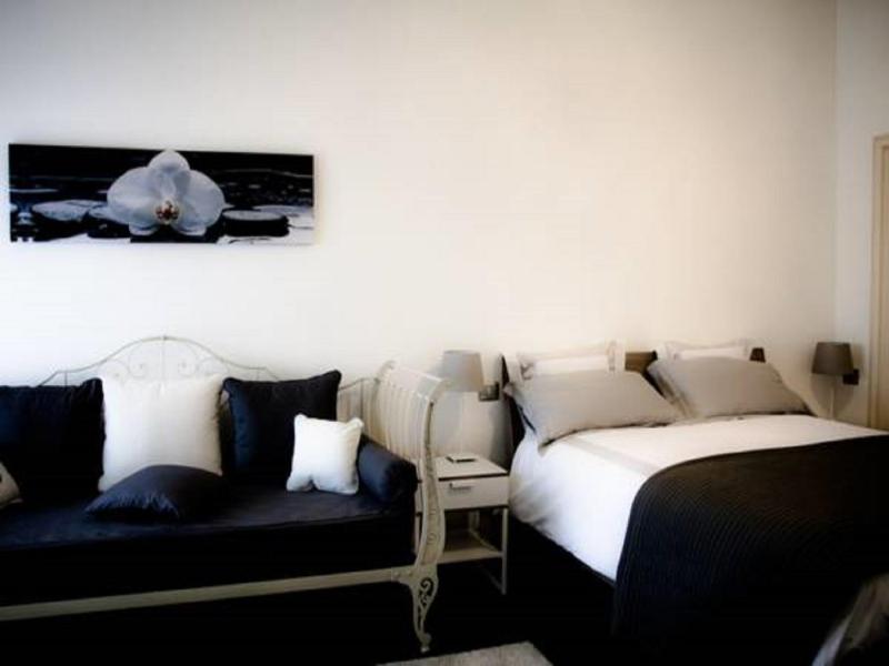 Double Room with Balcony image 1