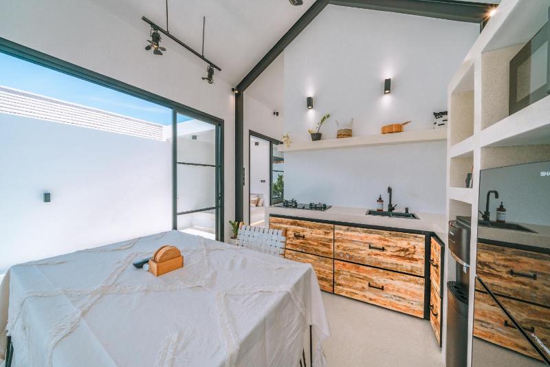 Villa Cha Cha: Stylish 1 BR Villa in Pererenan - image 3