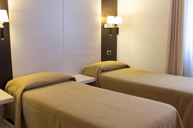 Double Room image 4