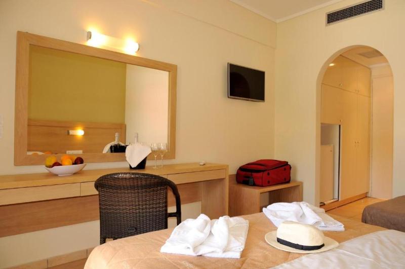 Economy Double Room with Partial Sea View image 1