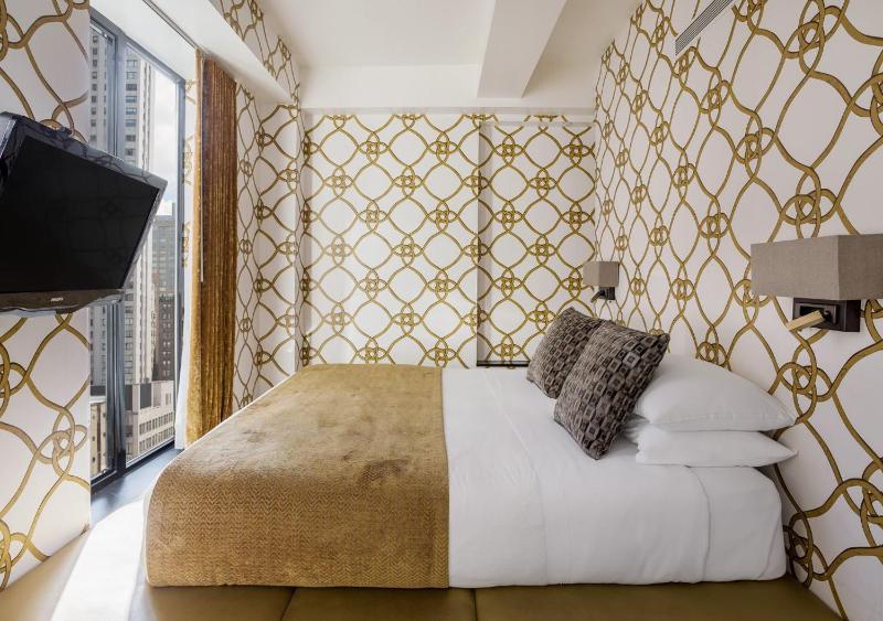 Standard King Room image 2