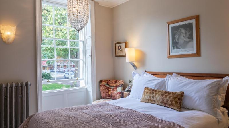 Charming Room image 4